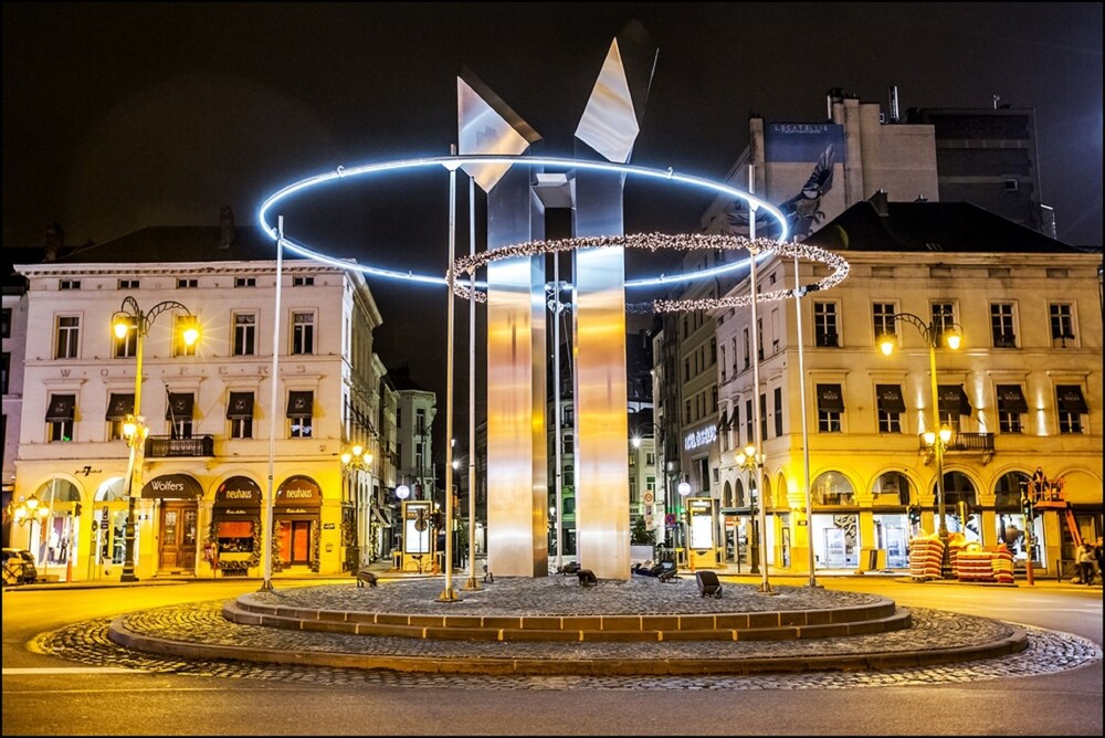 Voorkant hotel - avond/nacht