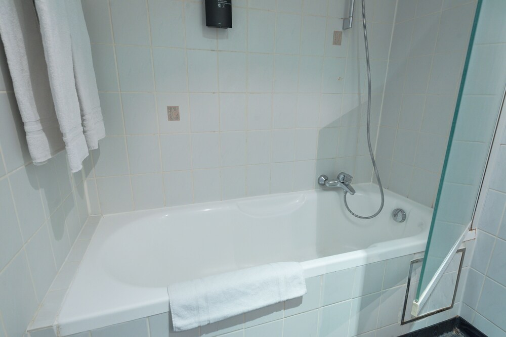 Deep Soaking Bathtub