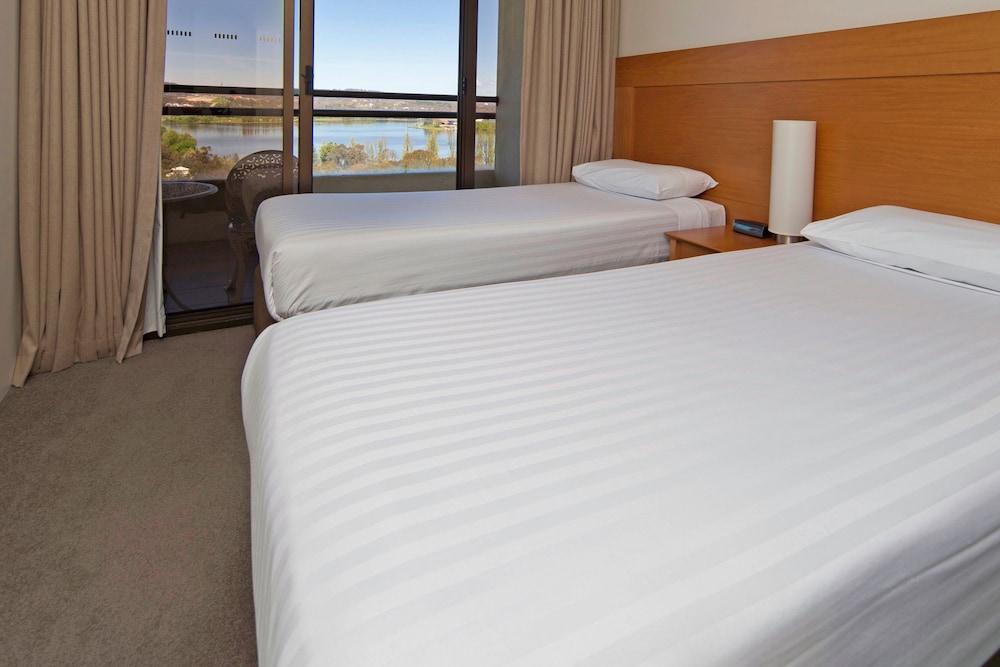 Two Bedroom Lakeside - Guestroom