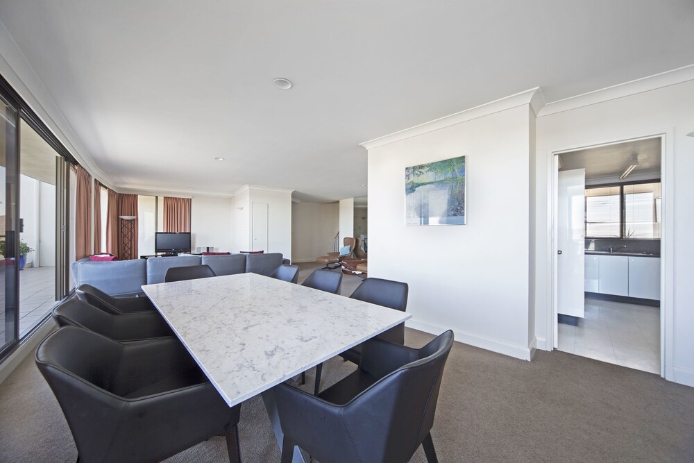 Three Bedroom Penthouse - In-Room Dining