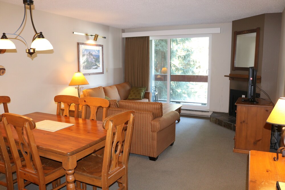 Suite, 2 Bedrooms - Living Room