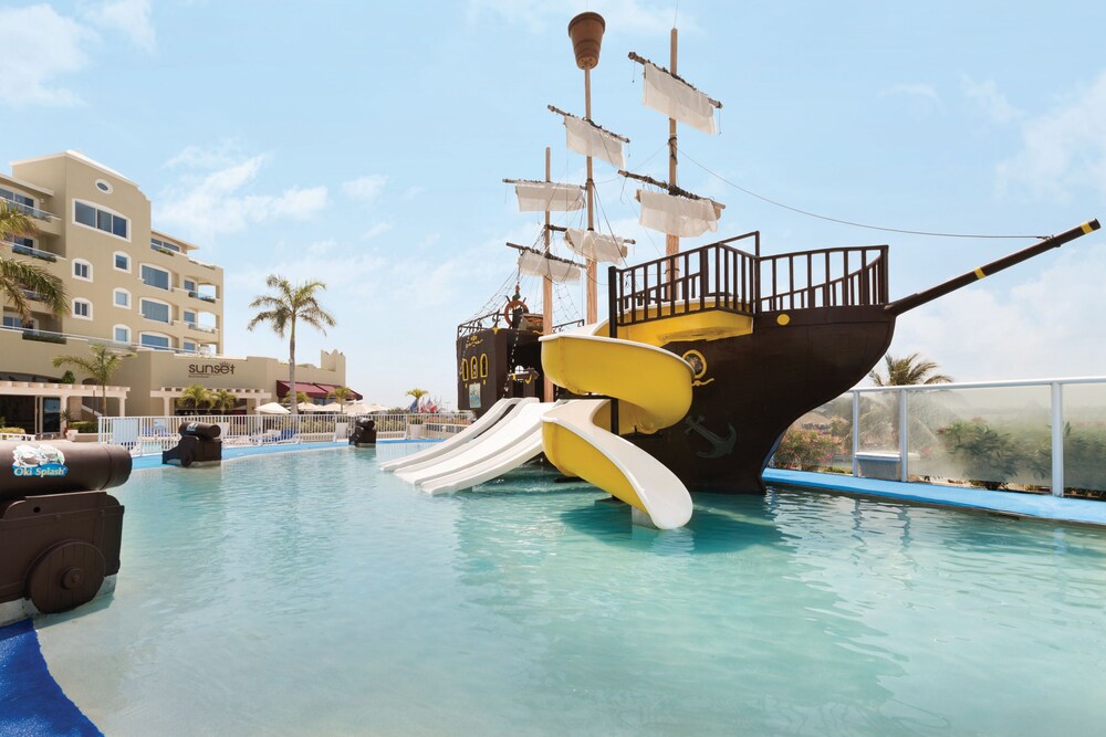 Waterslide, Wyndham Alltra Cancun All Inclusive Resort