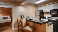 Suite, 1 King Bed, Accessible, Kitchen