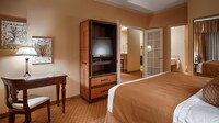 Suite, 1 King Bed, Accessible, Kitchen