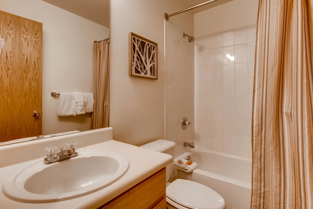Room, 2 Bedrooms, Hot Tub - Bathroom