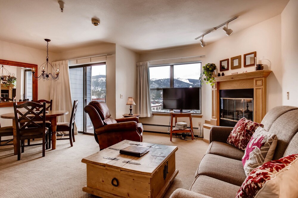 Room, 2 Bedrooms, Hot Tub - Living Room