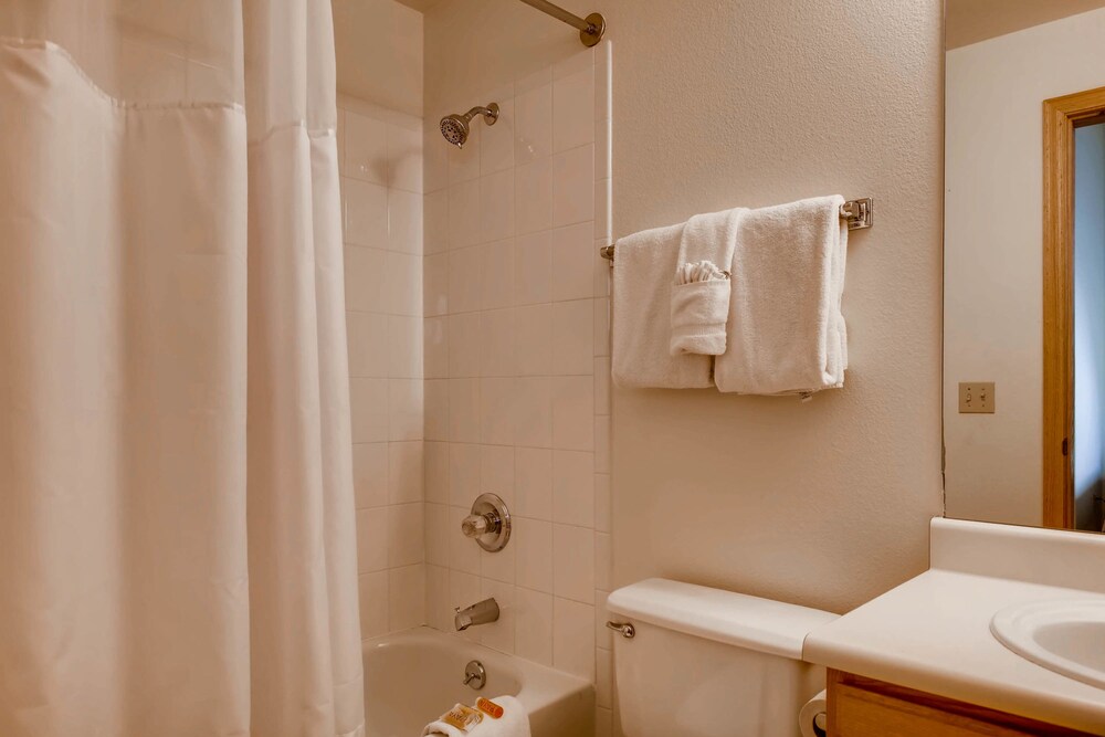 Room, 2 Bedrooms, Hot Tub - Bathroom