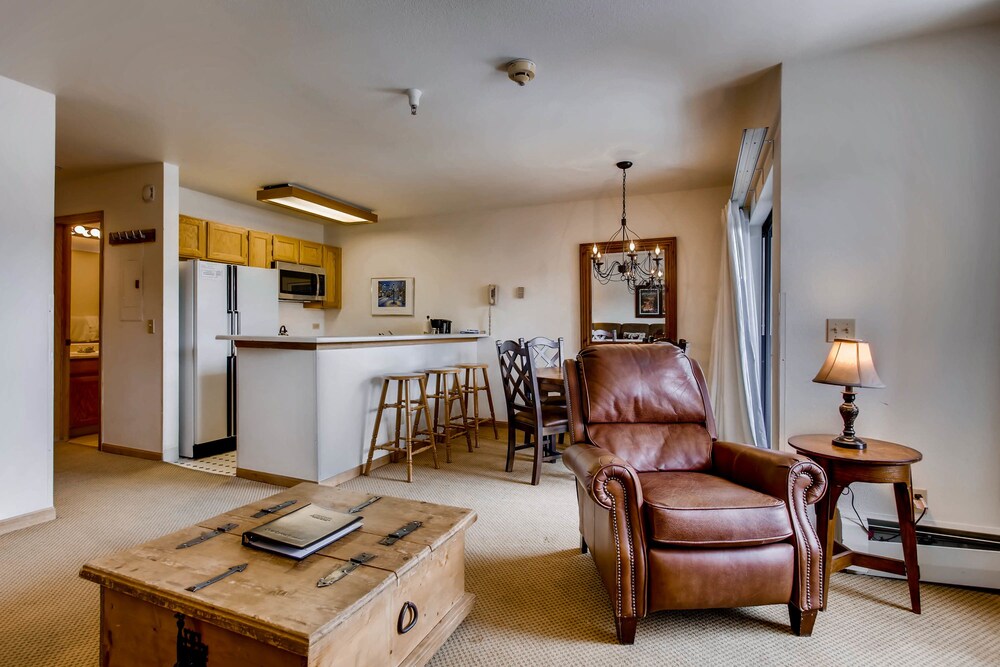 Room, 2 Bedrooms, Hot Tub - Living Room