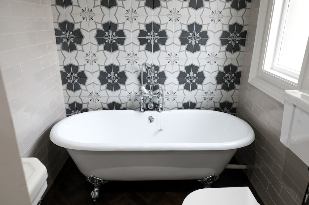Deep Soaking Bathtub