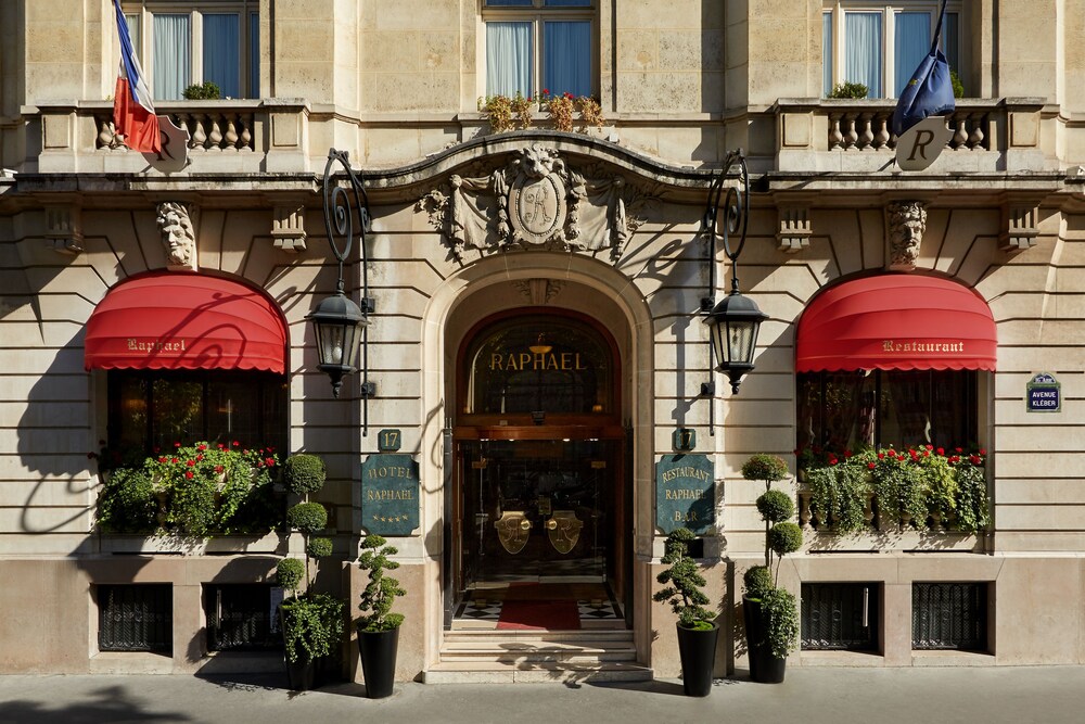 Front of property, Hotel Raphael