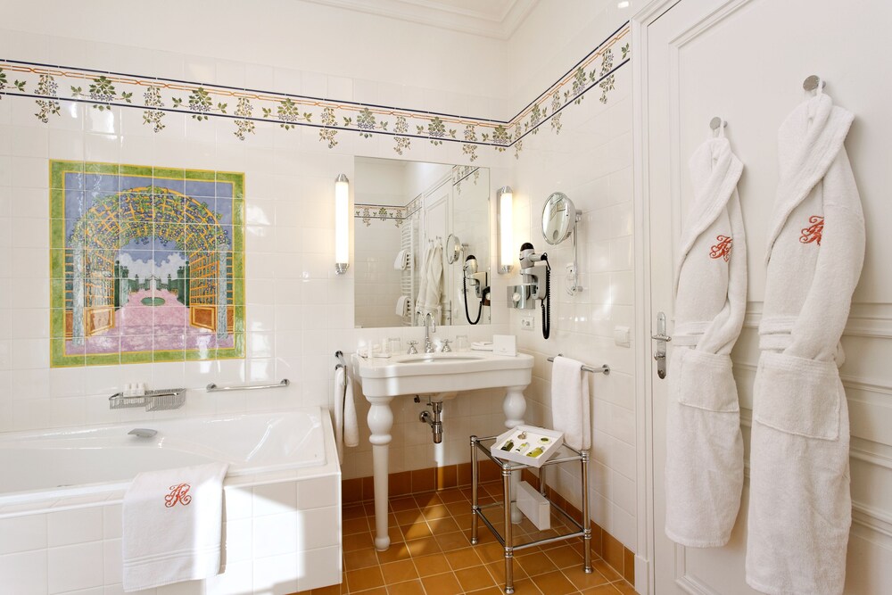 Bathroom, Hotel Raphael