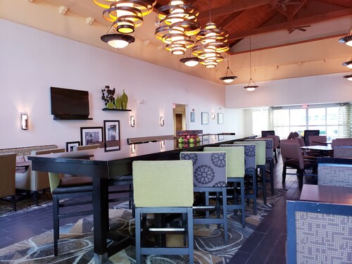 Hampton Inn & Suites Newtown