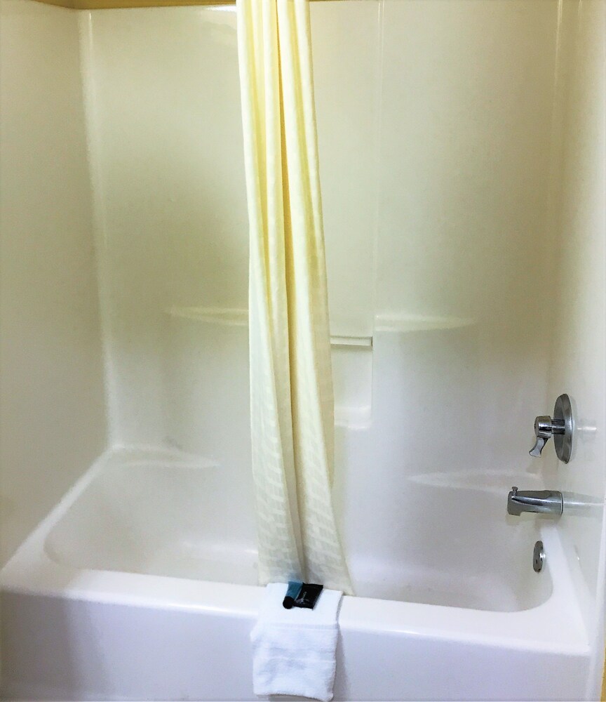 Deep Soaking Bathtub