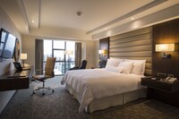 Executive Room, 1 King Bed, City View