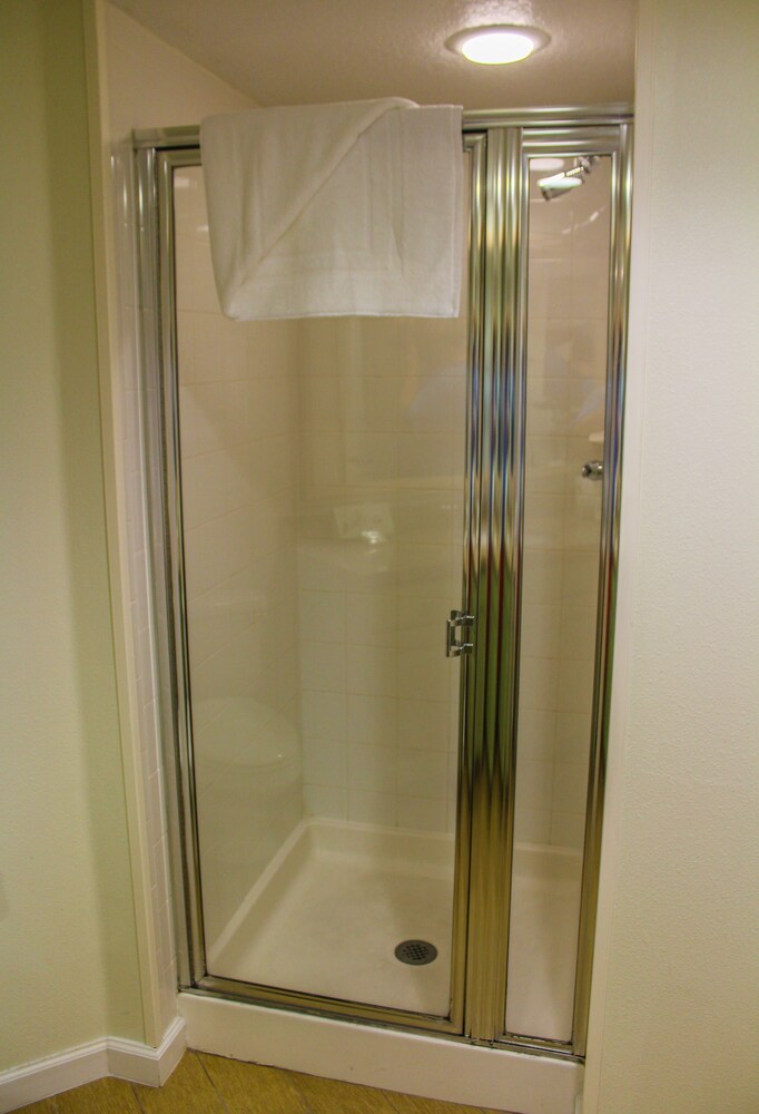 Apartment, 2 Bedrooms, Partial Ocean View - Bathroom Shower