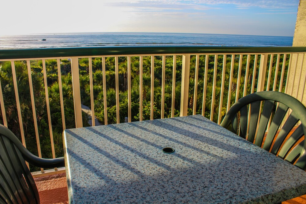Apartment, 2 Bedrooms, Oceanfront - Guestroom View