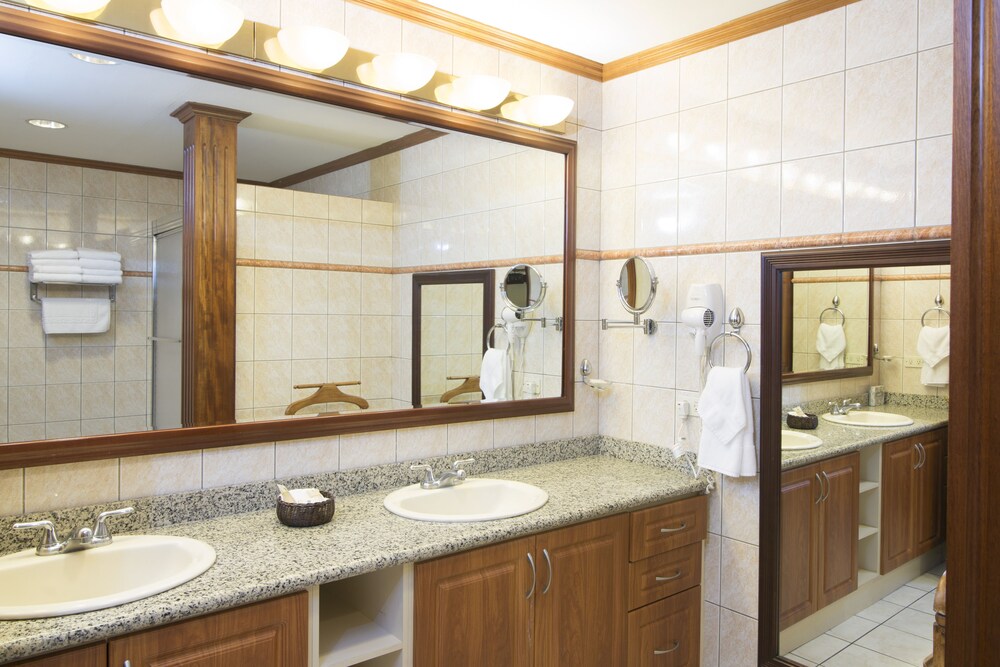 Family Suite - Bathroom