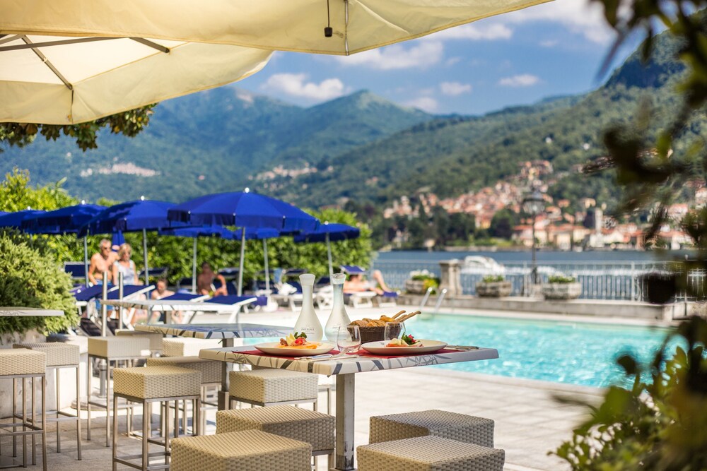 Poolside Bar