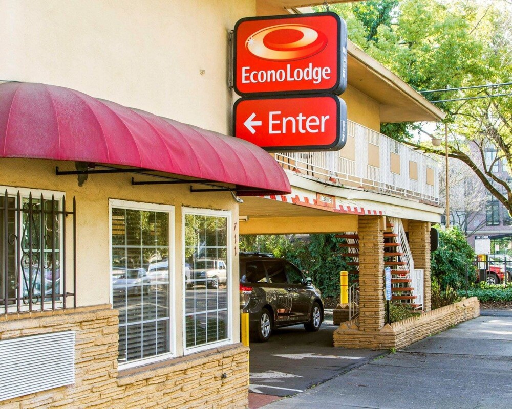 Exterior, Econo Lodge Sacramento Convention Center