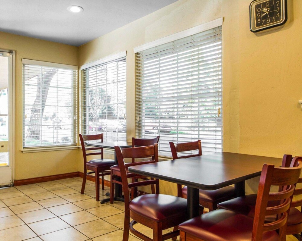 Breakfast area, Econo Lodge Sacramento Convention Center