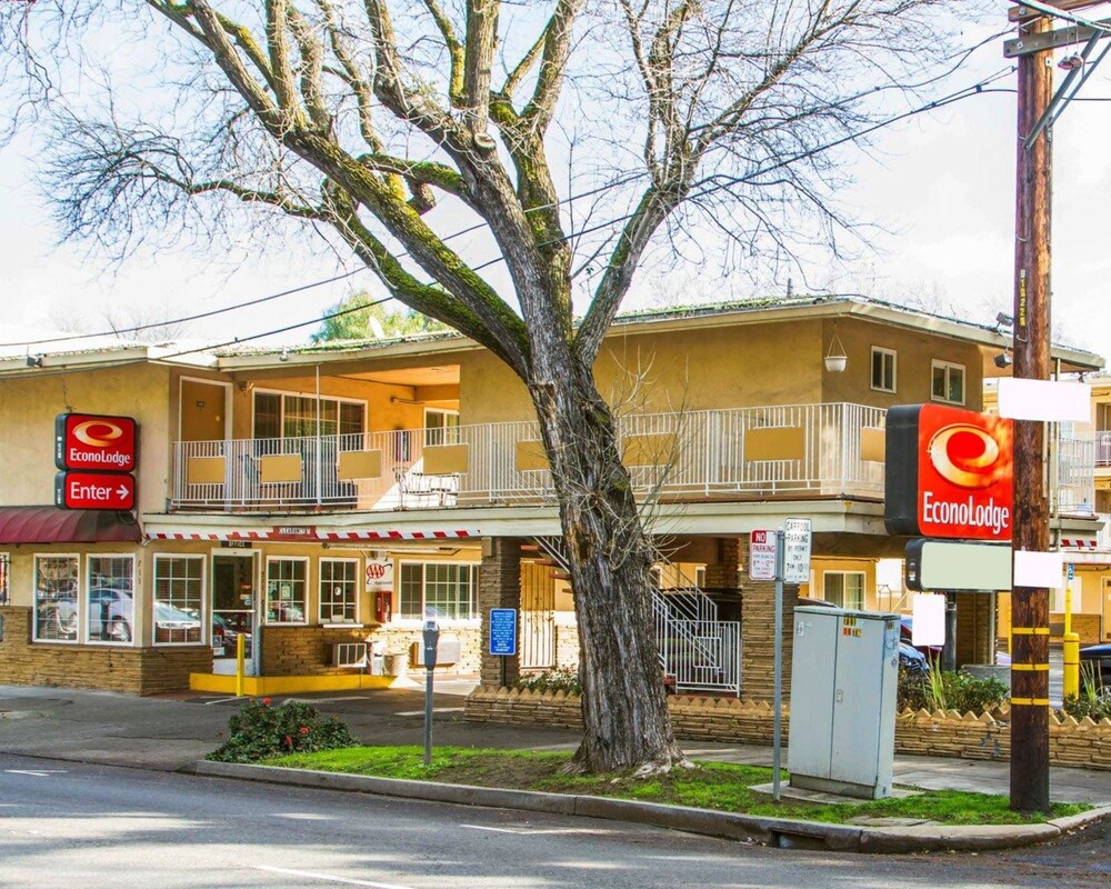 Exterior, Econo Lodge Sacramento Convention Center