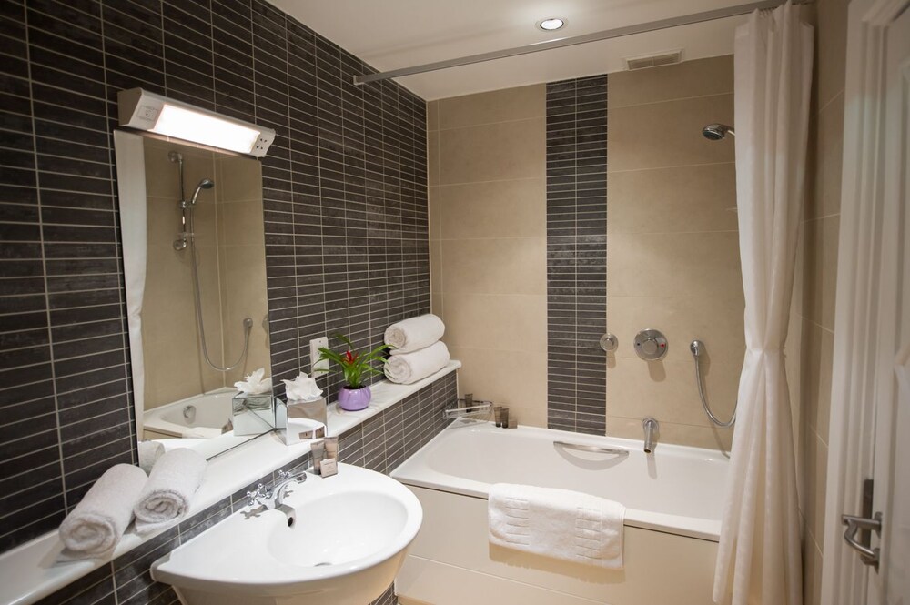 Apartment, 2 Bedrooms, 1 Double and 1 Single (1 Bathroom) - Bathroom