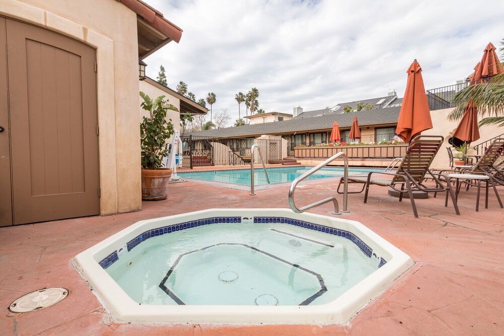 Outdoor spa bath
