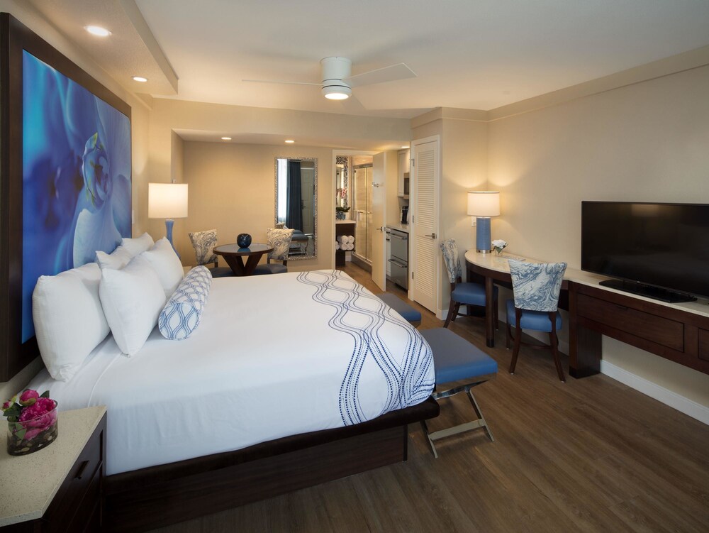 Deluxe Room, 1 King Bed - Guestroom