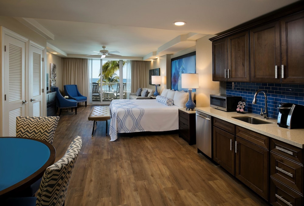 Junior Suite, 1 King Bed with Sofa bed, Accessible, Beachfront - Guestroom