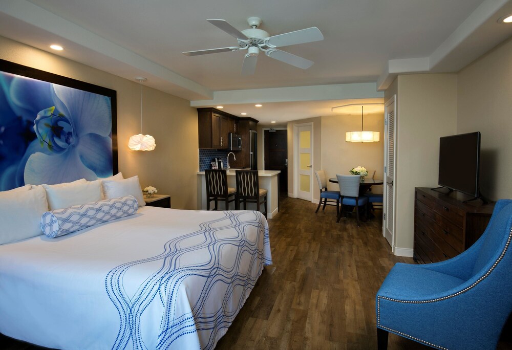 Junior Suite, 1 King Bed with Sofa bed, Beachfront - Guestroom
