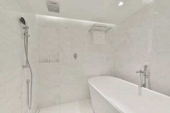 Deep Soaking Bathtub