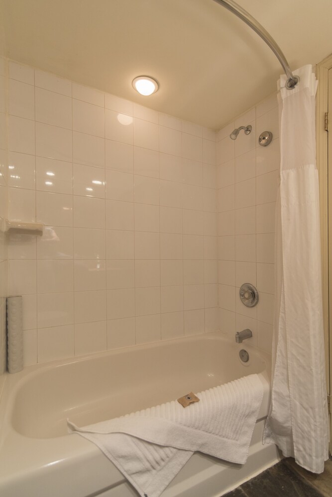 Deep Soaking Bathtub