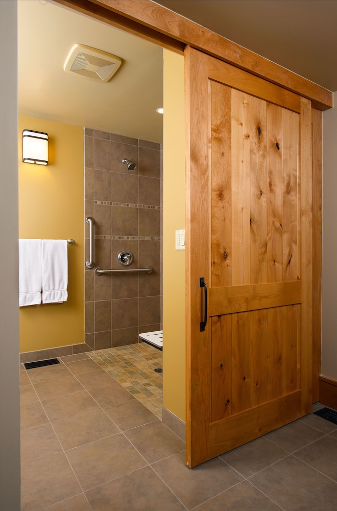 Standard Room, 1 King Bed, Accessible, Resort View - Bathroom