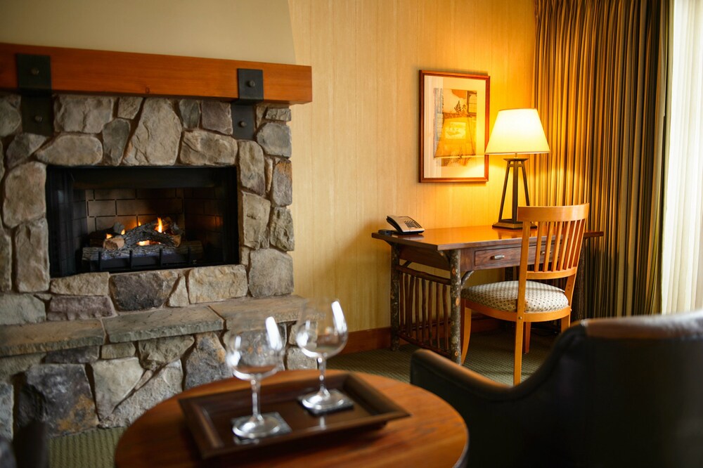 Luxury Room, 1 King Bed (River Lodge) - Living Area