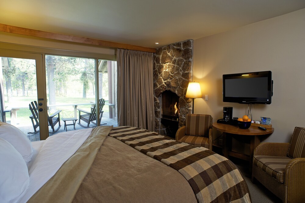 Standard Room, 1 King Bed, Resort View - Guestroom