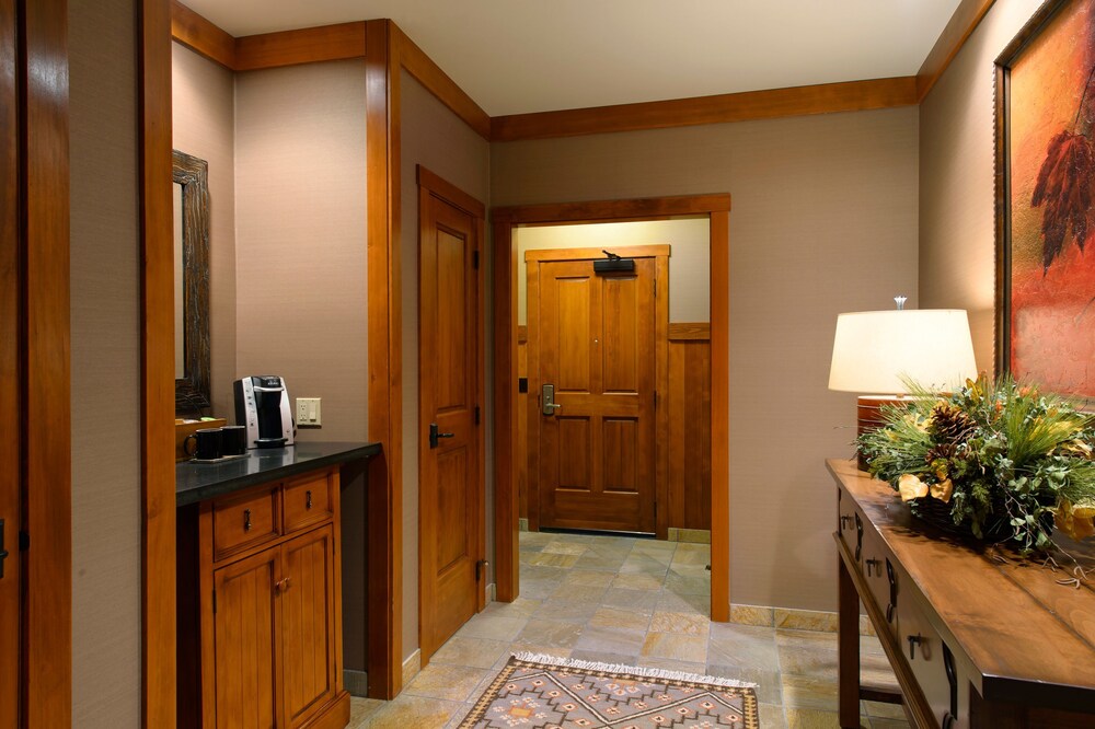 River Lodge - Guestroom