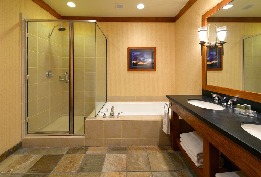 Luxury Room, 1 King Bed (River Lodge) - Bathroom