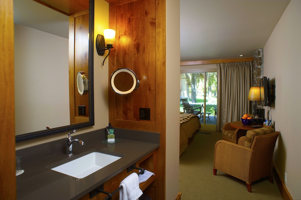 Standard Room, 1 King Bed, Resort View - Bathroom Sink