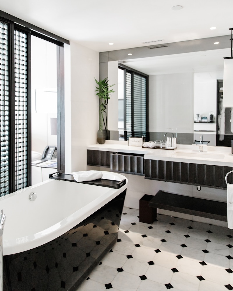 Deep Soaking Bathtub