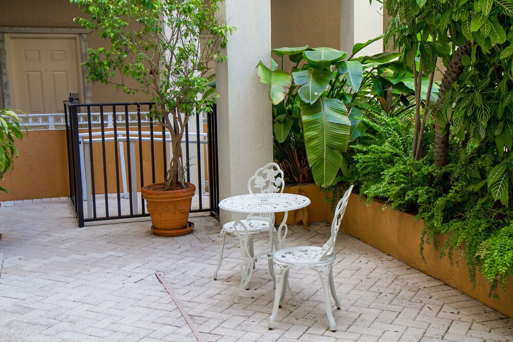 Porch, Rodeway Inn South Miami Coral Gables