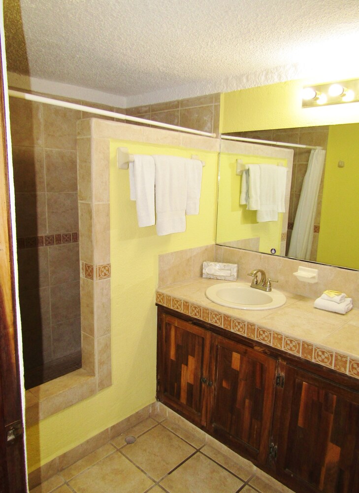Deluxe Suite, 2 Bedrooms - Guestroom