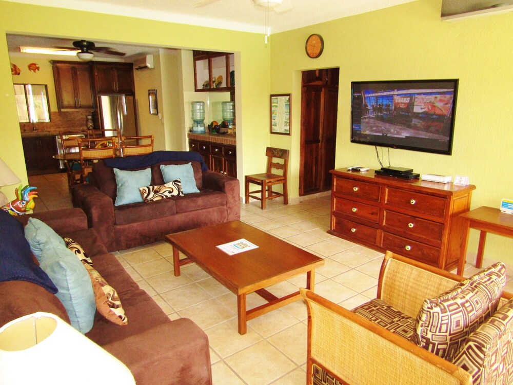 Deluxe Suite, 2 Bedrooms - Living Room
