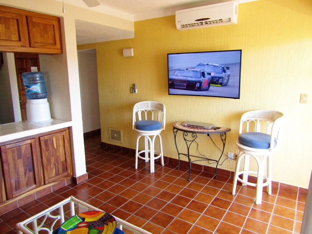 Standard Suite, 1 Bedroom - Living Area