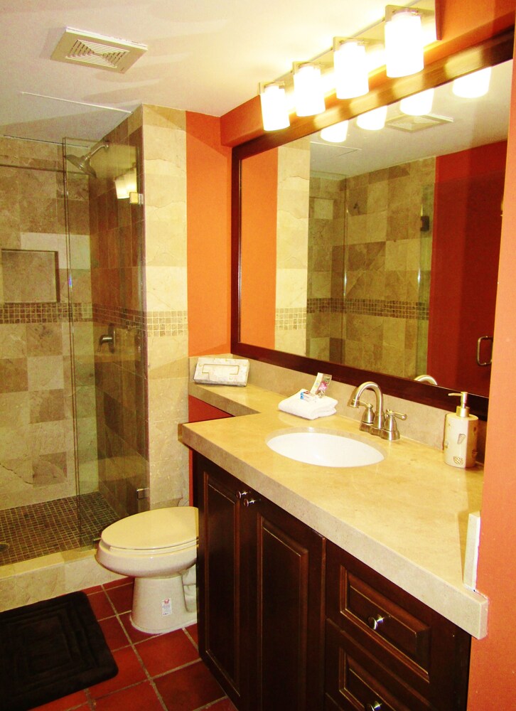 Deluxe Suite, 1 Bedroom - Bathroom