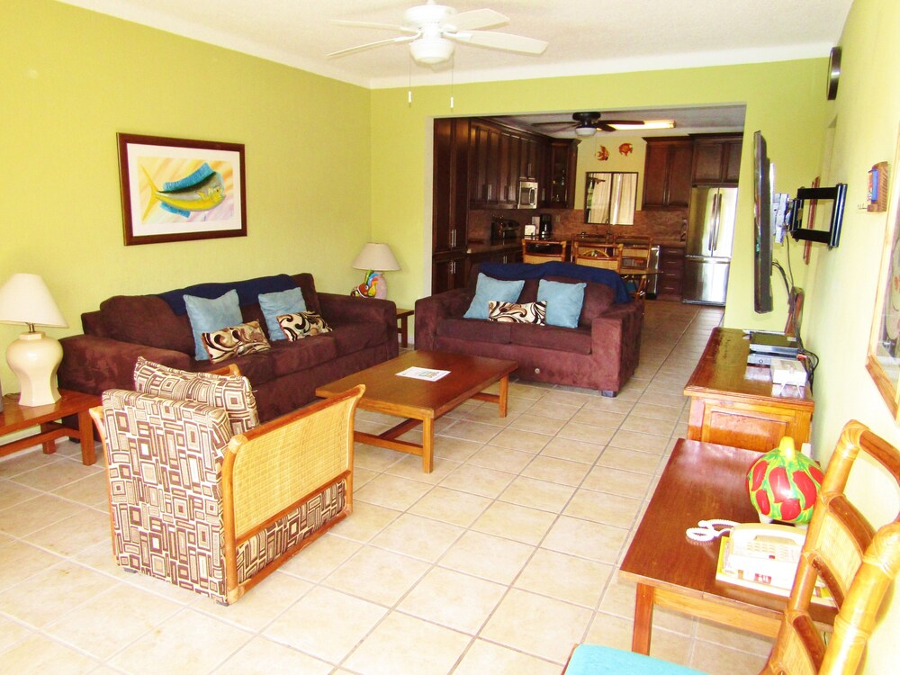 Deluxe Suite, 2 Bedrooms - Living Room