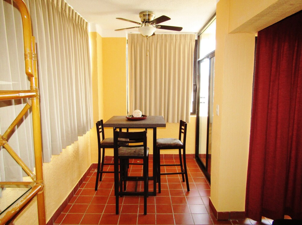 Deluxe Suite, 1 Bedroom - In-Room Dining