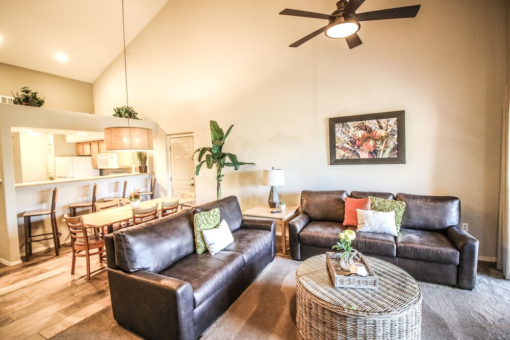 3 Bdrm Luxury Condo Jacuzzi w/ Kitchen - Living Area