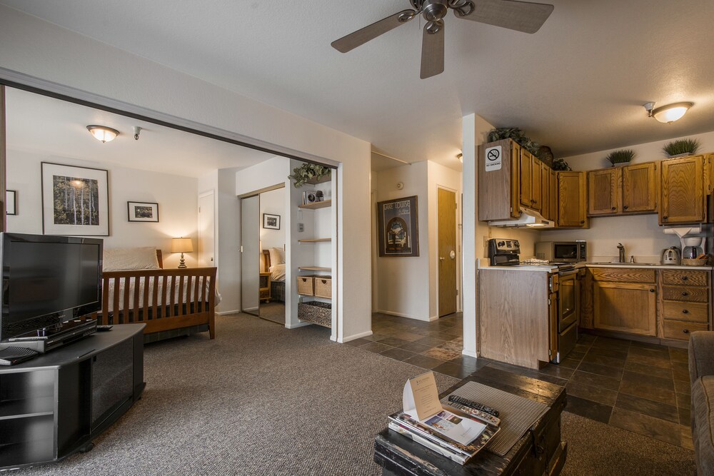 Deluxe 1-Bedroom Condominium - Guestroom