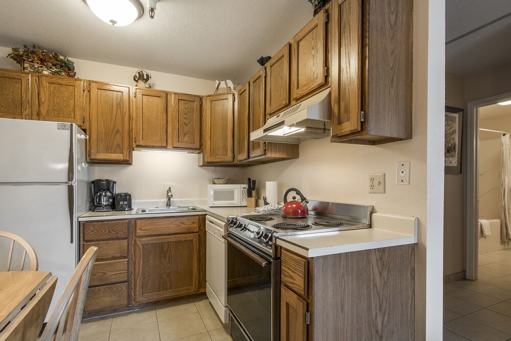 Standard 1-bedroom condominium - In-Room Kitchen