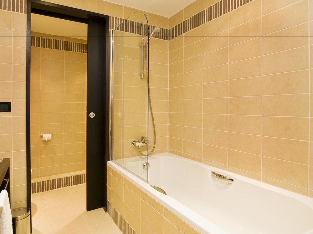 Deep Soaking Bathtub